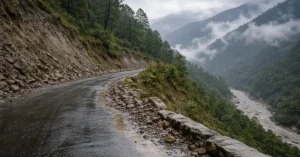 उत्तराखंड में मानसून के दौरान पहाड़ी सड़क और बादलों से ढका ढलान