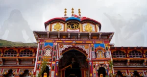 बद्रीनाथ धाम का मुख्य मंदिर द्वार और वास्तुकला का दृश्य