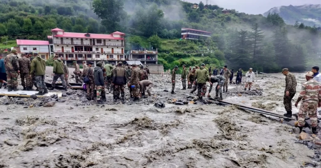 धाराली आपदा के बाद उत्तरकाशी में राहत और बचाव कार्य