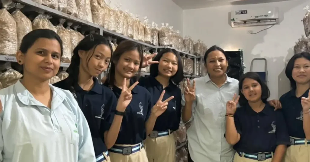 चमोली की उद्यमी दिव्या रावत मशरूम उत्पादन केंद्र में