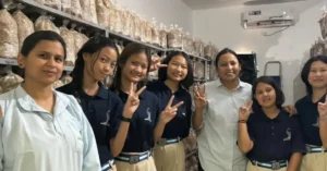 चमोली की उद्यमी दिव्या रावत मशरूम उत्पादन केंद्र में