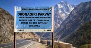 उत्तराखंड के चमोली जिले में द्रोणागिरी पर्वत का स्थान दर्शाता बोर्ड