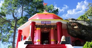 अल्मोड़ा के पास स्थित कसार देवी मंदिर का मुख्य प्रवेश द्वार