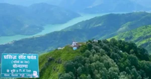 टिहरी गढ़वाल जिले में स्थित खैट पर्वत की पहाड़ी और आसपास का हिमालयी दृश्य