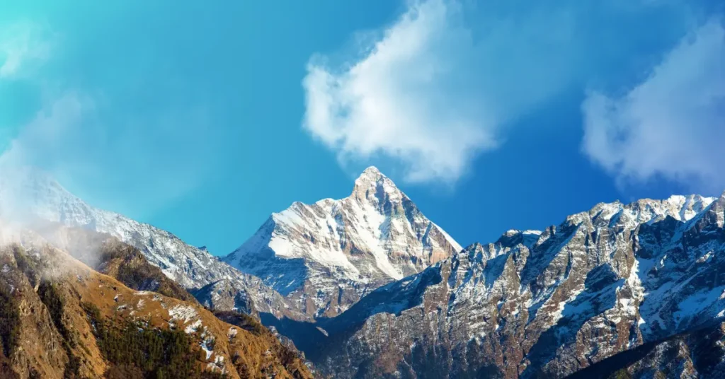 उत्तराखंड के हिमालय में स्थित नंदा देवी पर्वत शिखर