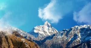 उत्तराखंड के हिमालय में स्थित नंदा देवी पर्वत शिखर