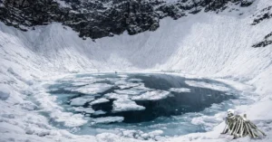 उत्तराखंड के चमोली जिले में स्थित रूपकुंड झील