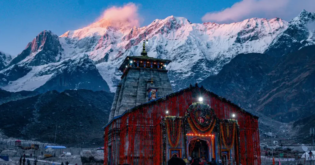 चारधाम यात्रा 2026 के दौरान सजे हुए केदारनाथ धाम का दृश्य