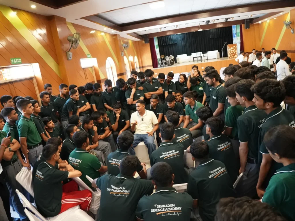 एनडीए में AIR 9 और AIR 82 हासिल करने वाले बैभव और प्रखर का देहरादून डिफेन्स अकादमी में भव्य स्वागत 2 देहरादून डिफेन्स अकादमी में छात्रों के साथ तैयारी अनुभव साझा करते बैभव