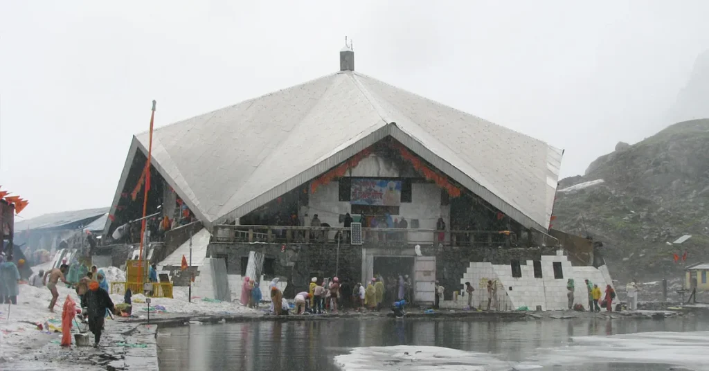 हेमकुंड साहिब यात्रा 2026 के दौरान हेमकुंड साहिब गुरुद्वारा और श्रद्धालु