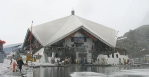हेमकुंड साहिब यात्रा 2026 के दौरान हेमकुंड साहिब गुरुद्वारा और श्रद्धालु