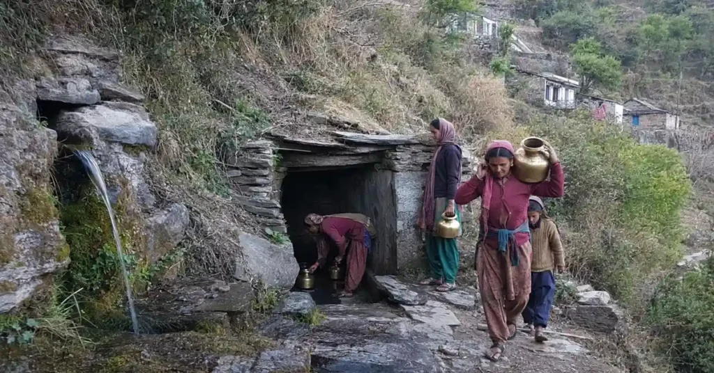 उत्तराखंड के नौला-धारा और पारंपरिक पहाड़ी जल व्यवस्था को दर्शाती दृश्य संरचना