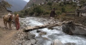 उत्तराखंड के पुराने लकड़ी और रस्सियों से बने पुलों और पहाड़ी संपर्क व्यवस्था को दर्शाती दृश्य संरचना