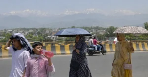 मैदानी जिलों में लू की चेतावनी के बीच उत्तराखंड में गर्मी से बचते लोग