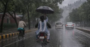 Uttarakhand weather alert के दौरान सड़क पर भारी बारिश और वाहन