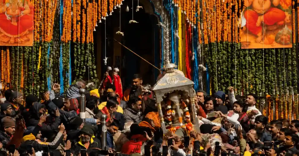 बदरीनाथ धाम में दर्शन के दौरान श्रद्धालुओं की भीड़, चारधाम यात्रा 2026 में बढ़ती संख्या को दर्शाता दृश्य