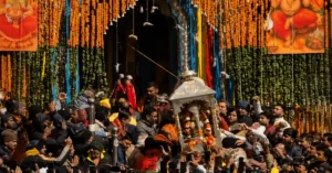 बदरीनाथ धाम में दर्शन के दौरान श्रद्धालुओं की भीड़, चारधाम यात्रा 2026 में बढ़ती संख्या को दर्शाता दृश्य