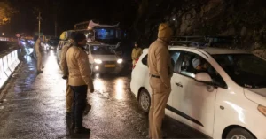 चारधाम यात्रा मार्ग पर रात के समय वाहनों की जांच करती पुलिस और रुकी हुई गाड़ियां