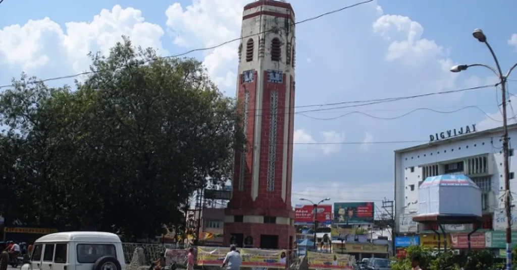 देहरादून की सड़क पर चलती सिटी बस और आसपास दिखाई देता पुराना शहरी माहौल।