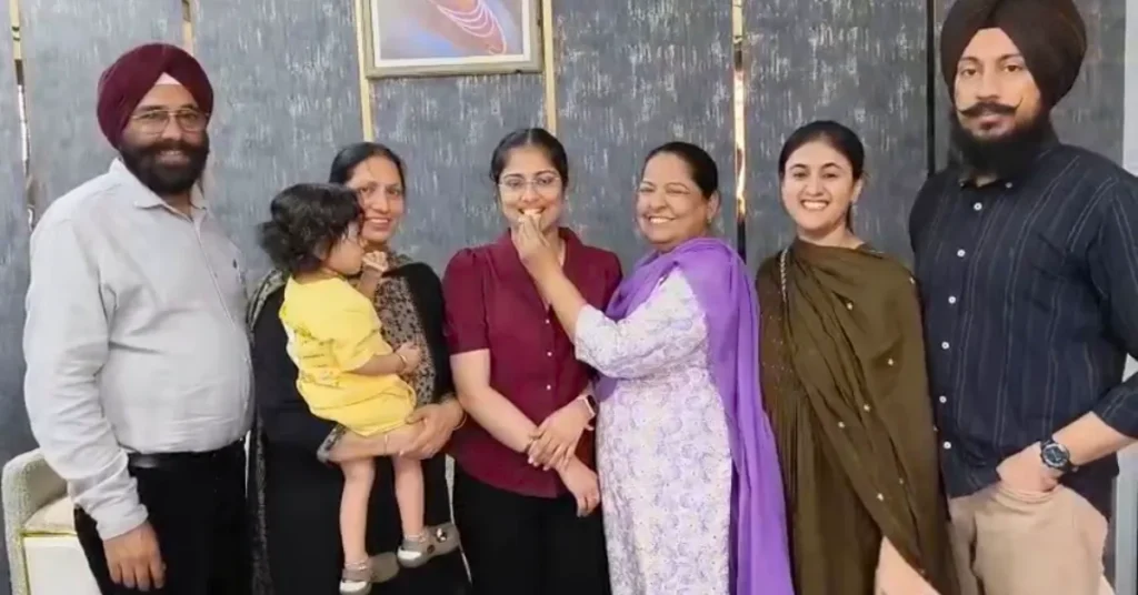 उत्तराखंड पीसीएस 2024 में टॉप करने वाली जसमीत कौर परिवार के साथ