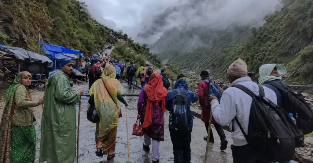बारिश के बाद केदारनाथ यात्रा मार्ग पर आगे बढ़ते श्रद्धालु, रुद्रप्रयाग में मौसम साफ होने के बाद यात्रा फिर शुरू