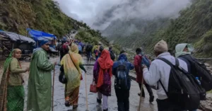बारिश के बाद केदारनाथ यात्रा मार्ग पर आगे बढ़ते श्रद्धालु, रुद्रप्रयाग में मौसम साफ होने के बाद यात्रा फिर शुरू