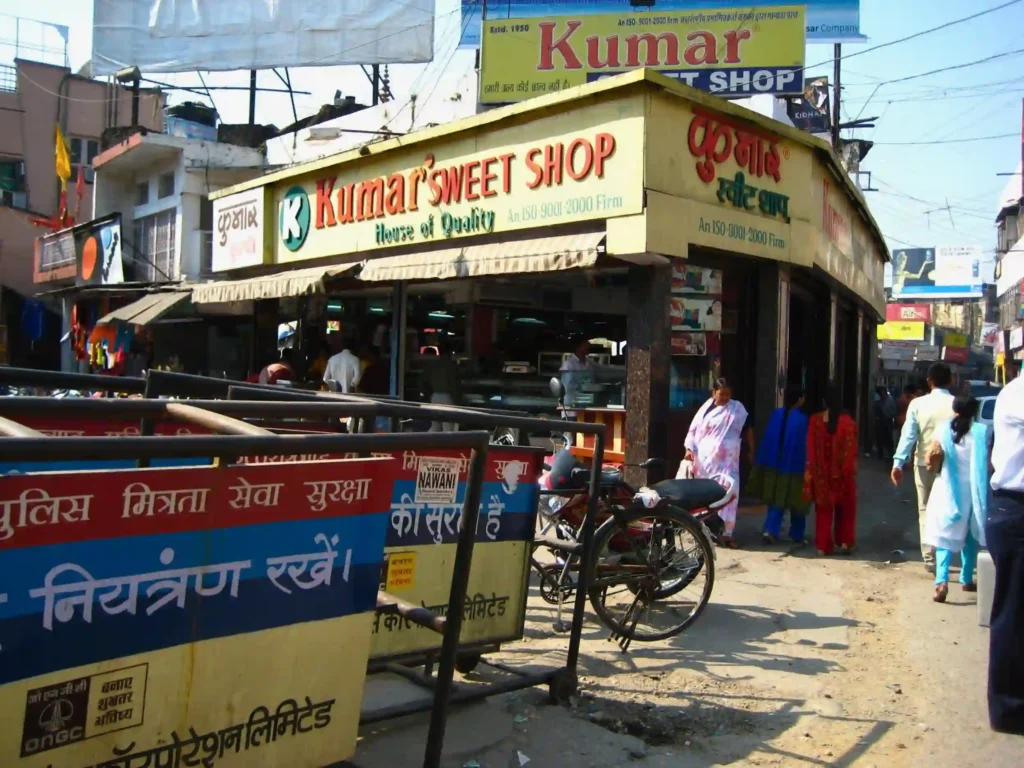 चकराता रोड स्थित कुमार स्वीट शॉप का पुराना दृश्य।
