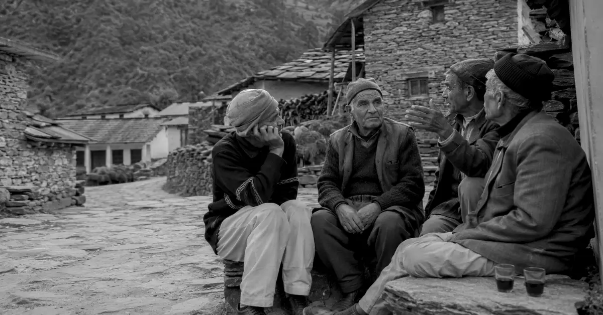 Home 10 जिस समाज में हर कोई बोल रहा है, वहाँ सुन कौन रहा है?