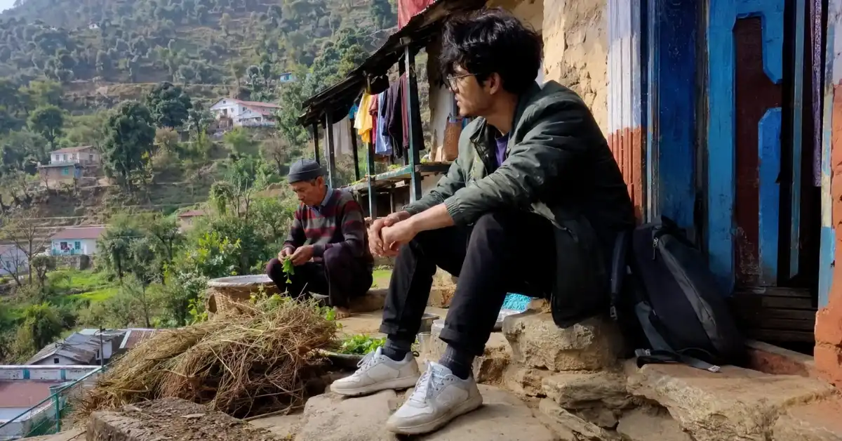Home 9 दो दुनियाओं के बीच जीता पहाड़ी युवा