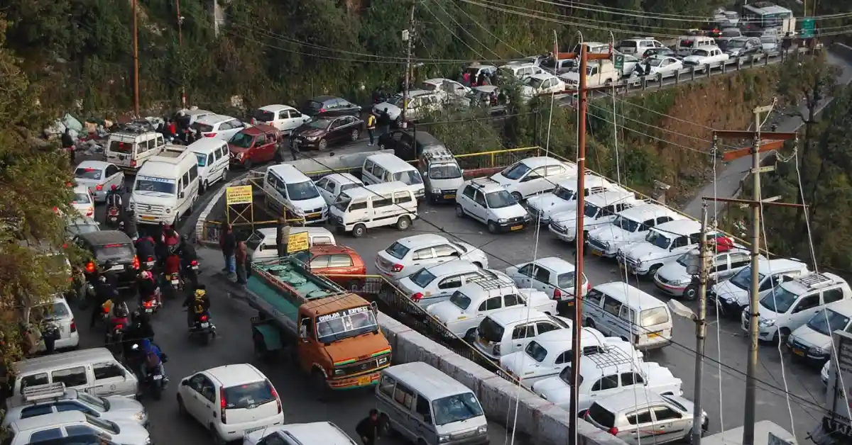 मसूरी में वीकेंड पर बढ़ी पर्यटकों की आवाजाही, दो किमी का सफर तय करने में लगे डेढ़ से दो घंटे