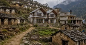 पहाड़ों में बदलती राहें के बीच उत्तराखंड के एक गांव में पारंपरिक घरों के बीच बना होमस्टे और बदलता ग्रामीण जीवन