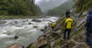 पिंडर नदी किनारे दुर्गम पहाड़ी इलाके में लापता युवक की तलाश करती SDRF टीम