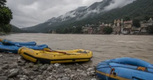 ऋषिकेश में मानसून के दौरान गंगा किनारे खड़ी राफ्ट