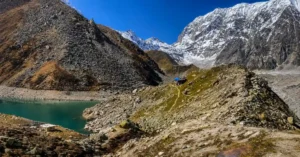 उत्तराखंड के चमोली जिले में सतोपंथ झील और स्वर्गारोहिणी ट्रेक मार्ग का हिमालयी दृश्य
