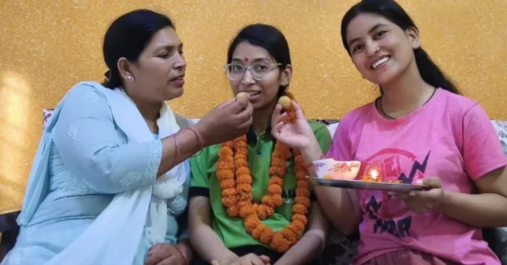 JEE Advanced में सफलता के बाद परिवार के साथ तनीषा बिष्ट