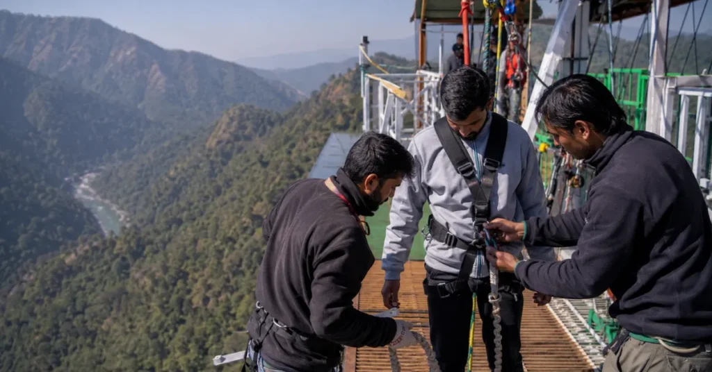उत्तराखंड में बंजी जंपिंग गतिविधि के दौरान सुरक्षा जांच प्रक्रिया