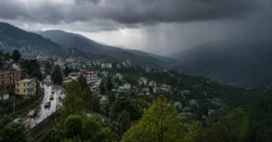 उत्तराखंड के पहाड़ी इलाके में बारिश और खराब मौसम का दृश्य