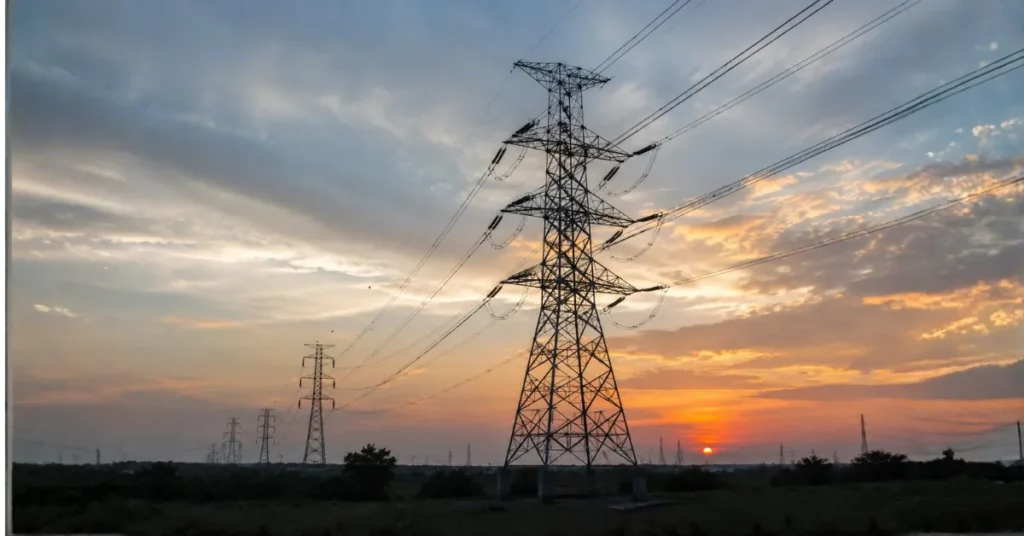 उत्तराखंड में बिजली आपूर्ति से जुड़ी उच्च वोल्टेज ट्रांसमिशन लाइनें और पावर टावर