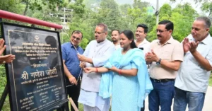 देहरादून-मसूरी रोपवे परियोजना के तहत पुरकुल में वैकल्पिक संपर्क मार्ग के शिलान्यास कार्यक्रम के दौरान कैबिनेट मंत्री गणेश जोशी और अन्य अधिकारी।
