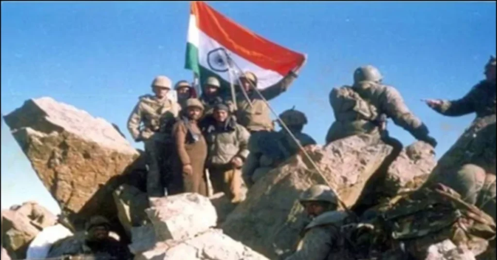 कारगिल युद्ध के दौरान दुर्गम पहाड़ी चोटी पर तिरंगा फहराते भारतीय सेना के जवान।