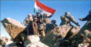 कारगिल युद्ध के दौरान दुर्गम पहाड़ी चोटी पर तिरंगा फहराते भारतीय सेना के जवान।