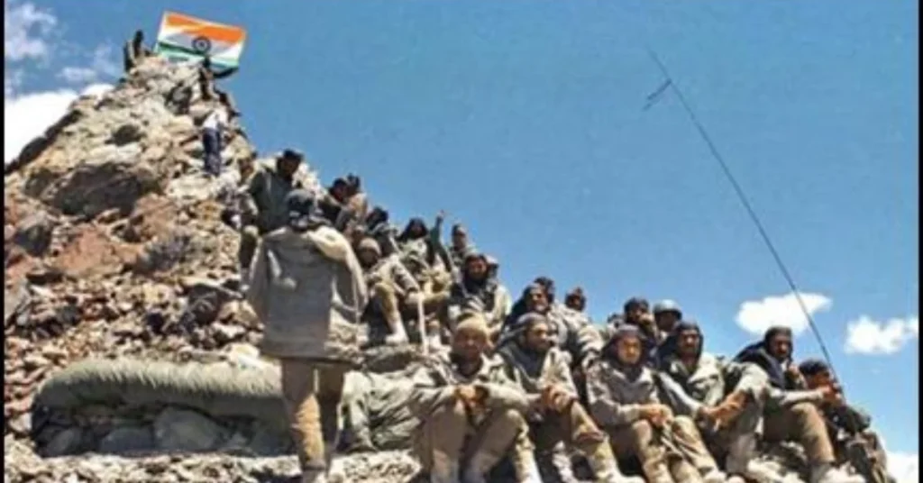 1999 के कारगिल युद्ध के दौरान एक रणनीतिक पहाड़ी चोटी पर तैनात भारतीय सेना के जवान और शीर्ष पर लहराता तिरंगा।