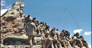 1999 के कारगिल युद्ध के दौरान एक रणनीतिक पहाड़ी चोटी पर तैनात भारतीय सेना के जवान और शीर्ष पर लहराता तिरंगा।