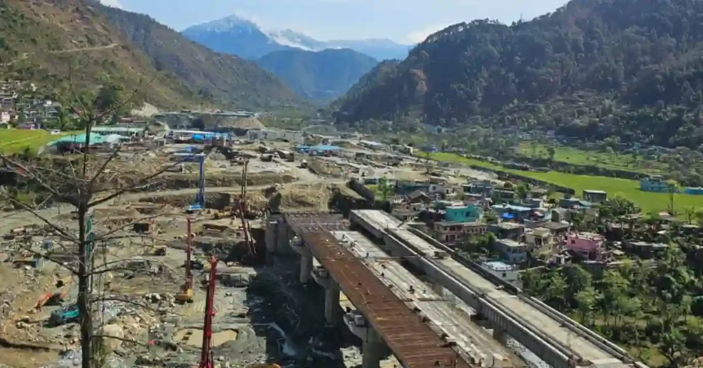 ऋषिकेश-कर्णप्रयाग रेल परियोजना के निर्माण स्थल का हवाई दृश्य