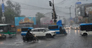 उत्तराखंड में भारी बारिश के दौरान जलभराव और बारिश से प्रभावित शहरी सड़क का दृश्य।