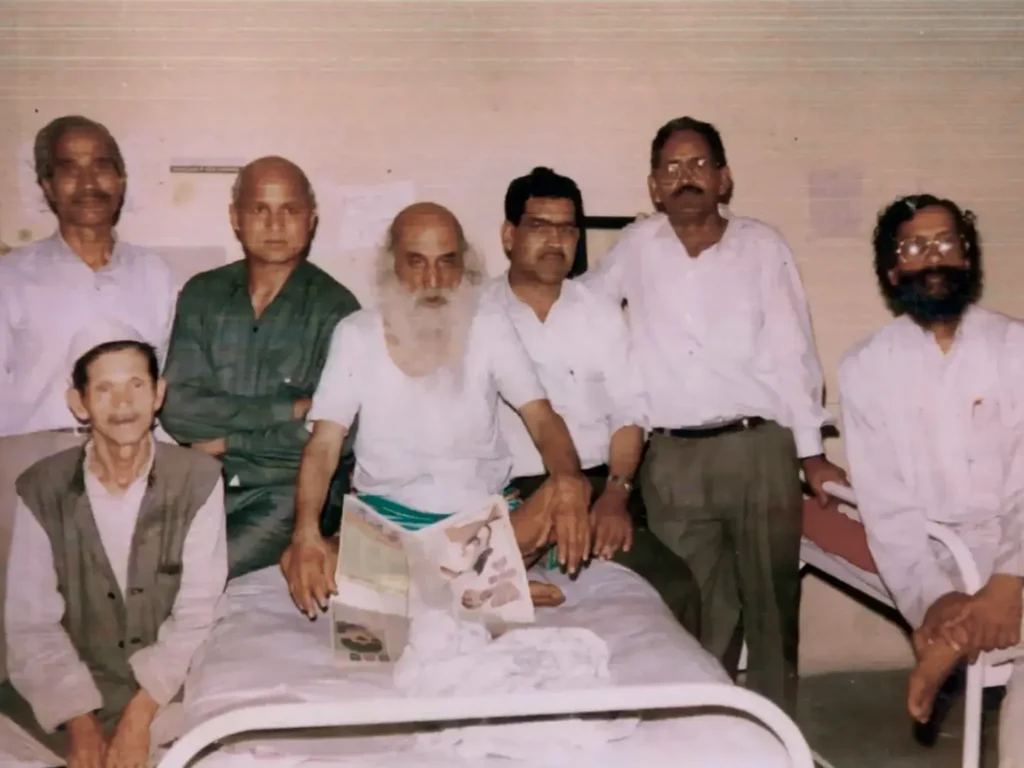 इंद्रमणि बडोनी: उत्तराखंड राज्य आंदोलन के जननायक और ‘पर्वतीय गांधी’ 3 Indramani Badoni seated with associates during the period of the Uttarakhand statehood movement.