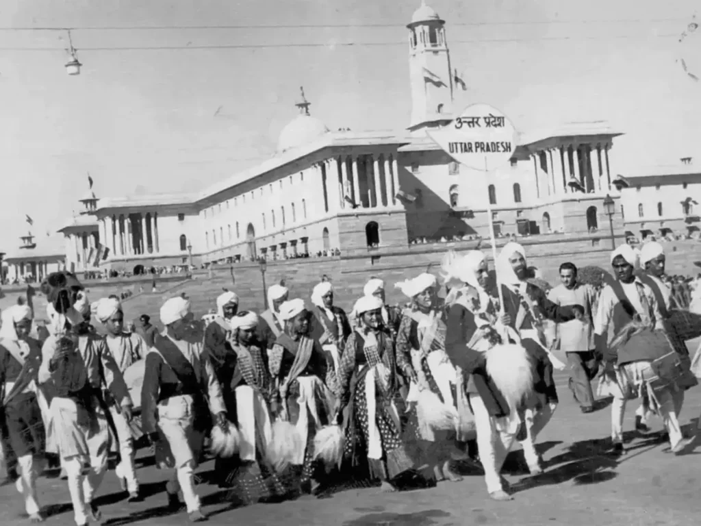 इंद्रमणि बडोनी: उत्तराखंड राज्य आंदोलन के जननायक और ‘पर्वतीय गांधी’ 2 Historical group in traditional attire during a cultural procession in front of a government building.