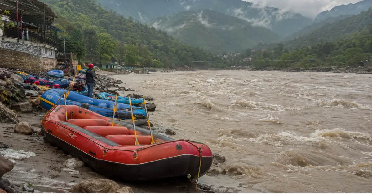 Home 6 ऋषिकेश में अभी राफ्टिंग के लिए करना होगा इंतजार, गंगा में बढ़ते जलस्तर के कारण 1 सितंबर से शुरू नहीं होगा संचालन