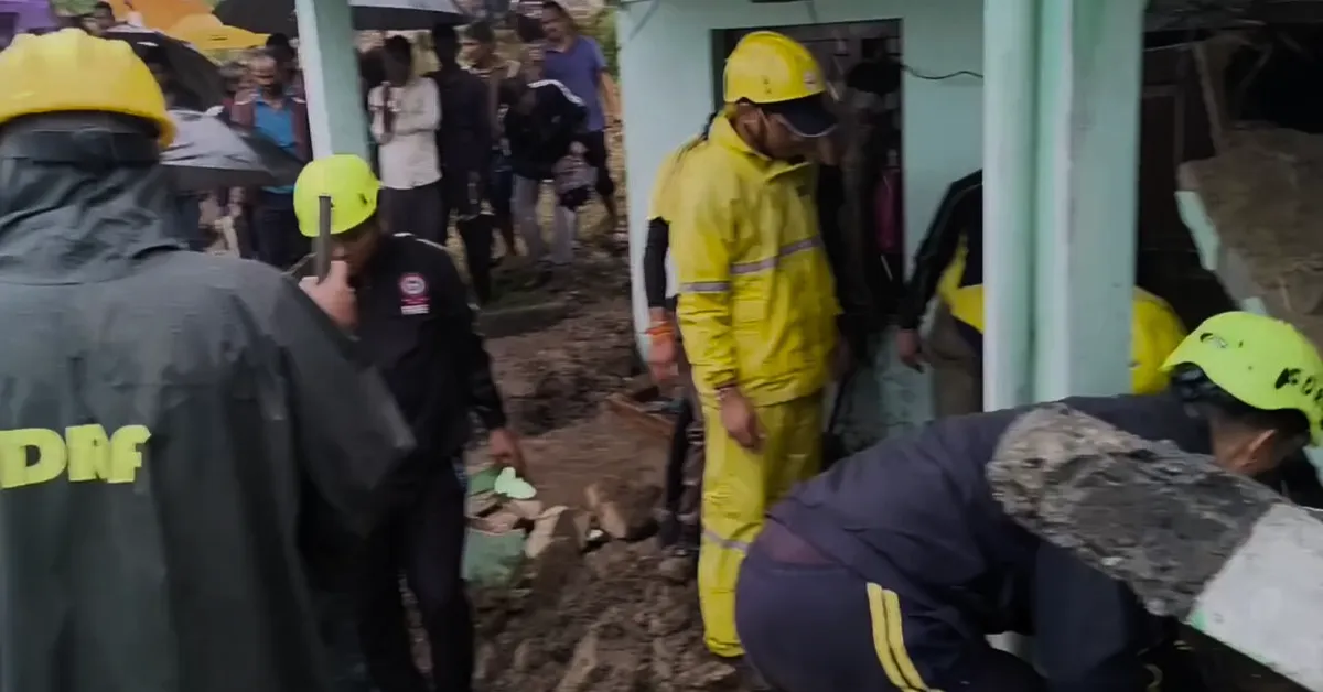 Home 6 Almora Landslide: वड्यूड़ा गांव में मकान पर गिरा मलबा, मां और दो बच्चों की मौत