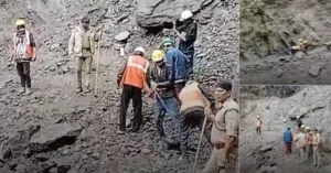 चीरबासा में मलबे के बीच रेस्क्यू टीम यात्रियों को सुरक्षित निकालते हुए